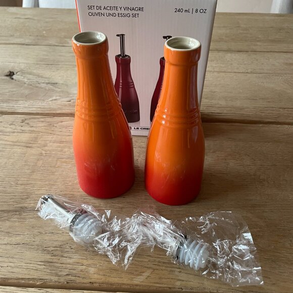 NEW Le Creuset Stoneware Classic 8 oz Oil & Vinegar Set Flame Orange - Picture 4 of 12